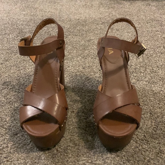MIA Brown Platform Heels - Picture 1 of 11